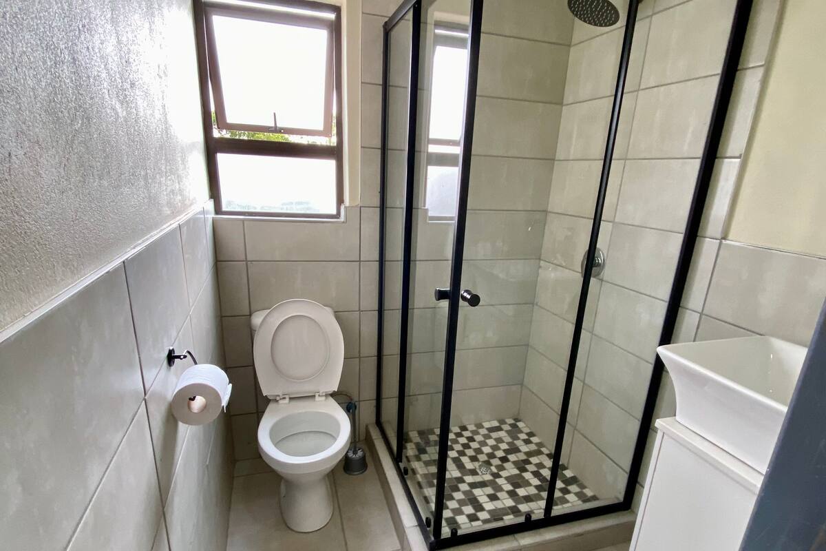 Comfort kamer, balkon, uitzicht op de binnenplaats | Badkamer | Een douche, handdoeken, zeep, toiletpapier