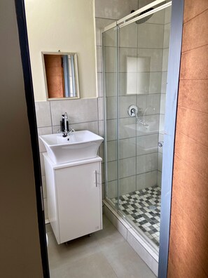 Dusj, håndklær, såpe og toalettpapir