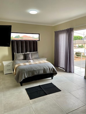 Iron/ironing board, free WiFi - Gnostes Lodge (Johannesburg)
