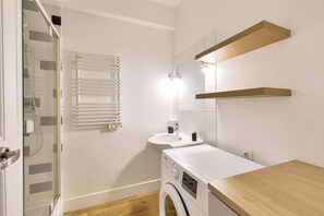 Dusj, hårføner og håndklær