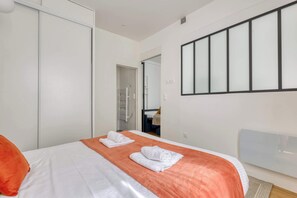 1 dormitorio, tabla de planchar con plancha, cuna de viaje y wifi