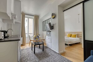 1 bedroom, iron/ironing board, travel cot, WiFi - New and quiet 1 Bdr Flat in the Heart of Paris 12 (Paris)