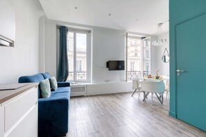 TV, offices - Refurbished 2bd Flat in the Heart of le Marais (4) (Paris)