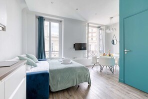 1 bedroom, desk, iron/ironing board, travel cot - Refurbished 2bd Flat in the Heart of le Marais (4) (Paris)