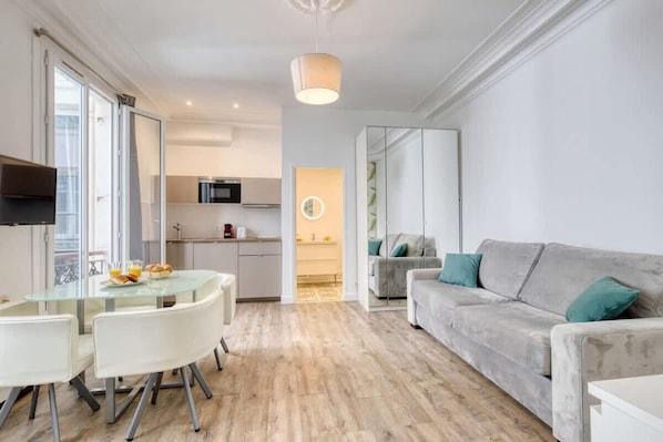 TV - New & Design 2bd Flat in the Heart of le Marais (Paris)