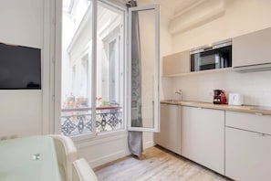 Fridge, microwave, stovetop, coffee/tea maker - New & Design 2bd Flat in the Heart of le Marais (Paris)