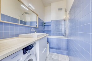 Dusche, Haartrockner, Handtücher