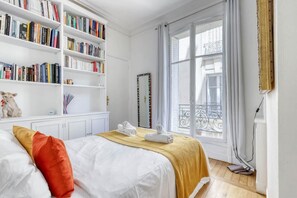 1 bedroom, iron/ironing board, travel cot, WiFi - Lovely & quiet 1 Bdr Flat at the Luxury 16th Paris (Paris)