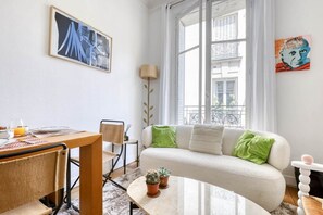 Living area - Lovely & quiet 1 Bdr Flat at the Luxury 16th Paris (Paris)