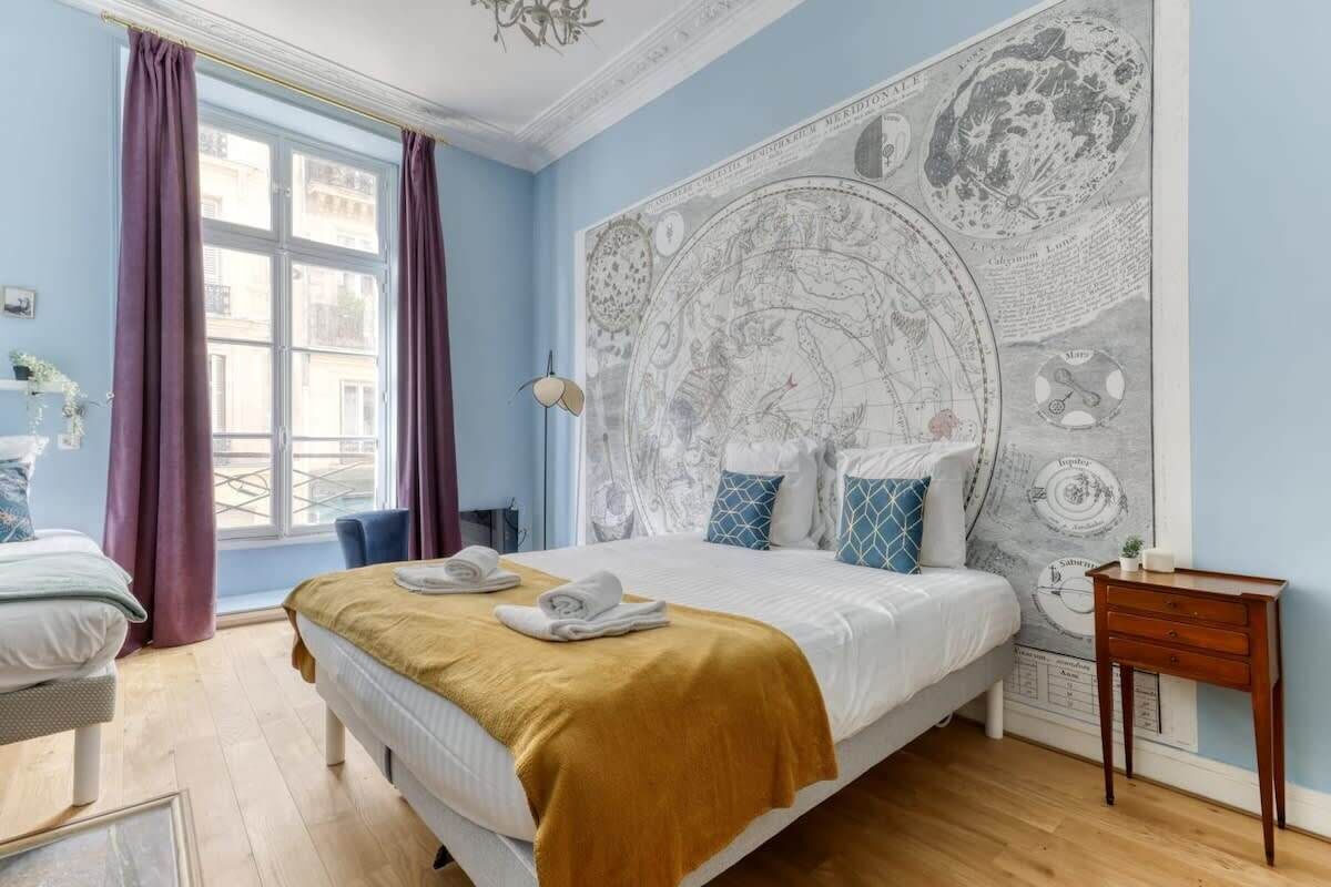 1 makuuhuone, työpöytä, silitysrauta/-lauta, vauvan matkasänky