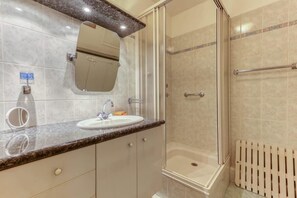 Douche, sĂšche-cheveux, serviettes fournies