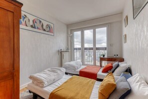 2 bedrooms, desk, iron/ironing board, travel cot - Large and Bright 2 Bdrs Flat with View - Paris 20 (Paris)