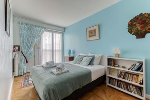 2 soverom, skrivebord, strykejern/-brett og reiseseng for barn