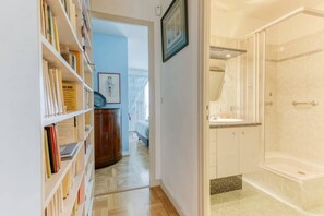 Shower, hair dryer, towels - Large and Bright 2 Bdrs Flat with View - Paris 20 (Paris)