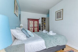 2 Schlafzimmer, Schreibtisch, Bügeleisen/Bügelbrett, Reisekinderbett