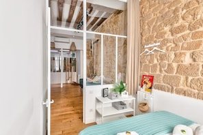 4 habitaciones, escritorio, tabla de planchar con plancha y wifi