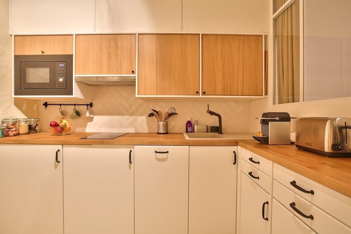 Réfrigérateur, micro-ondes, plaque de cuisson, lave-vaisselle