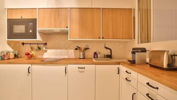 Réfrigérateur, micro-ondes, plaque de cuisson, lave-vaisselle