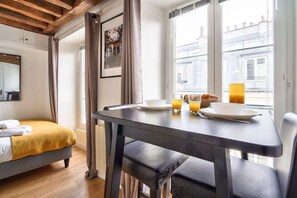 Dining - The Perfect Studio in the Heart of Paris (5M) (Paris)