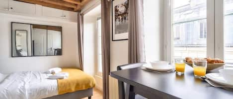 Iron/ironing board, travel cot, WiFi, bed sheets