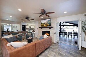 TV, fireplace, offices - Pickleball, Pool & Fun • Family Escape • Sleeps 16 (San Antonio)