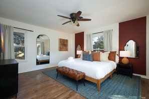 5 bedrooms, desk, iron/ironing board, travel cot - Pickleball, Pool & Fun • Family Escape • Sleeps 16 (San Antonio)