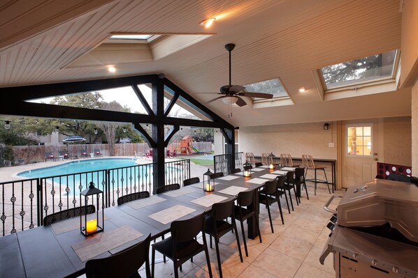 Outdoor dining - Pickleball, Pool & Fun • Family Escape • Sleeps 16 (San Antonio)