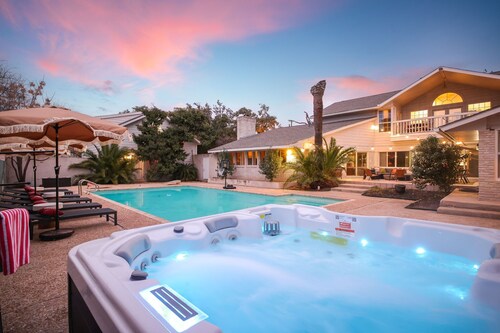 Huge Pickleball Mansion~Sleeps 26~Pool & Hot Tub