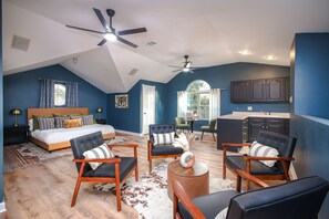 40 soverom, skrivebord, strykejern/-brett og reiseseng for barn