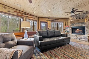TV, fireplace - Blue Ridge Cabin~Stunning Views!~Hot Tub~Game Room (Cherry Log)