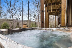 Outdoor spa tub - Blue Ridge Cabin~Stunning Views!~Hot Tub~Game Room (Cherry Log)