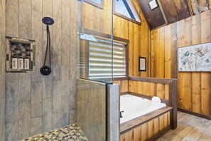 Douche, séchoir à cheveux, serviettes fournies, shampooing