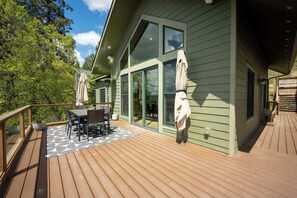 Outdoor dining - Moonrise Trail Lodge | Incredible Views for Incredible Memories (Worley)