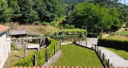 O Cobo. Rural house with garden and barbecue on the Portuguese Way. Pets allowed