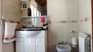 Doccia, bidet, asciugamani, sapone