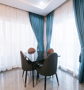 Premium Suite, Mountain View | In-room dining