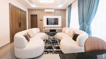 Suite prèmium, vistes a la muntanya | Sala d'estar | Televisor LCD de 32 polzades amb canals per cable