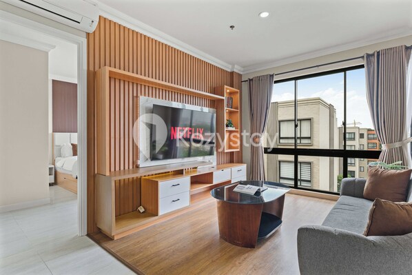 Apartment, 3 Bedrooms, Balcony, City View | Living area