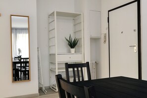 Appartement Standard | Coin séjour | TV connectée de 43 pouces avec chaînes numériques