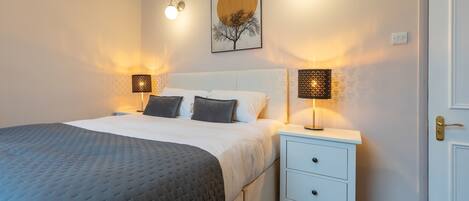 2 dormitorios, escritorio, tabla de planchar con plancha y wifi