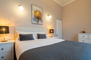 2 dormitorios, escritorio, tabla de planchar con plancha y wifi