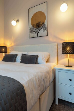 2 bedrooms, desk, iron/ironing board, WiFi - Fabulous 2 Bedroom Apartment by Holland Park (London)