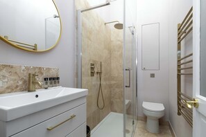 Ducha, secador de pelo y toallas