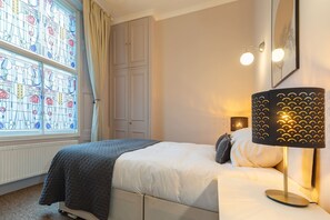 2 bedrooms, desk, iron/ironing board, WiFi - Fabulous 2 Bedroom Apartment by Holland Park (London)