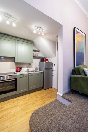 Frigorífico, horno, placa de cocina y lavavajillas