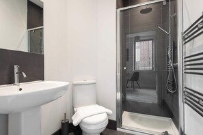 Dusj, toalettartikler (inkludert), hårføner og håndklær