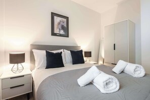 1 habitación, escritorio, tabla de planchar con plancha y wifi