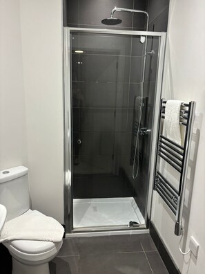 Ducha, artículos de tocador gratuitos, secador de pelo, toallas
