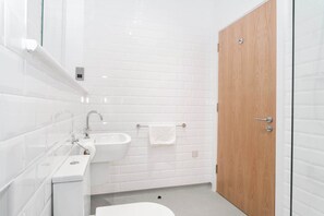 Een douche, een haardroger, handdoeken