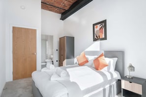 2 soverom, skrivebord, strykejern/-brett og wi-fi